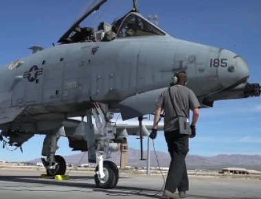 Συναρπαστική θέα και ήχος! - Πτήση με A-10 Warthog σε χαμηλό υψόμετρο (βίντεο)